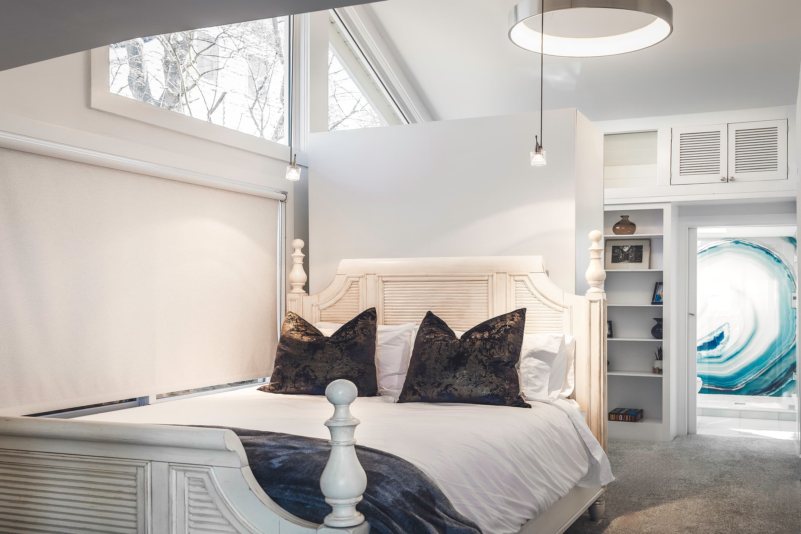 Bedroom 1: 1 Queen