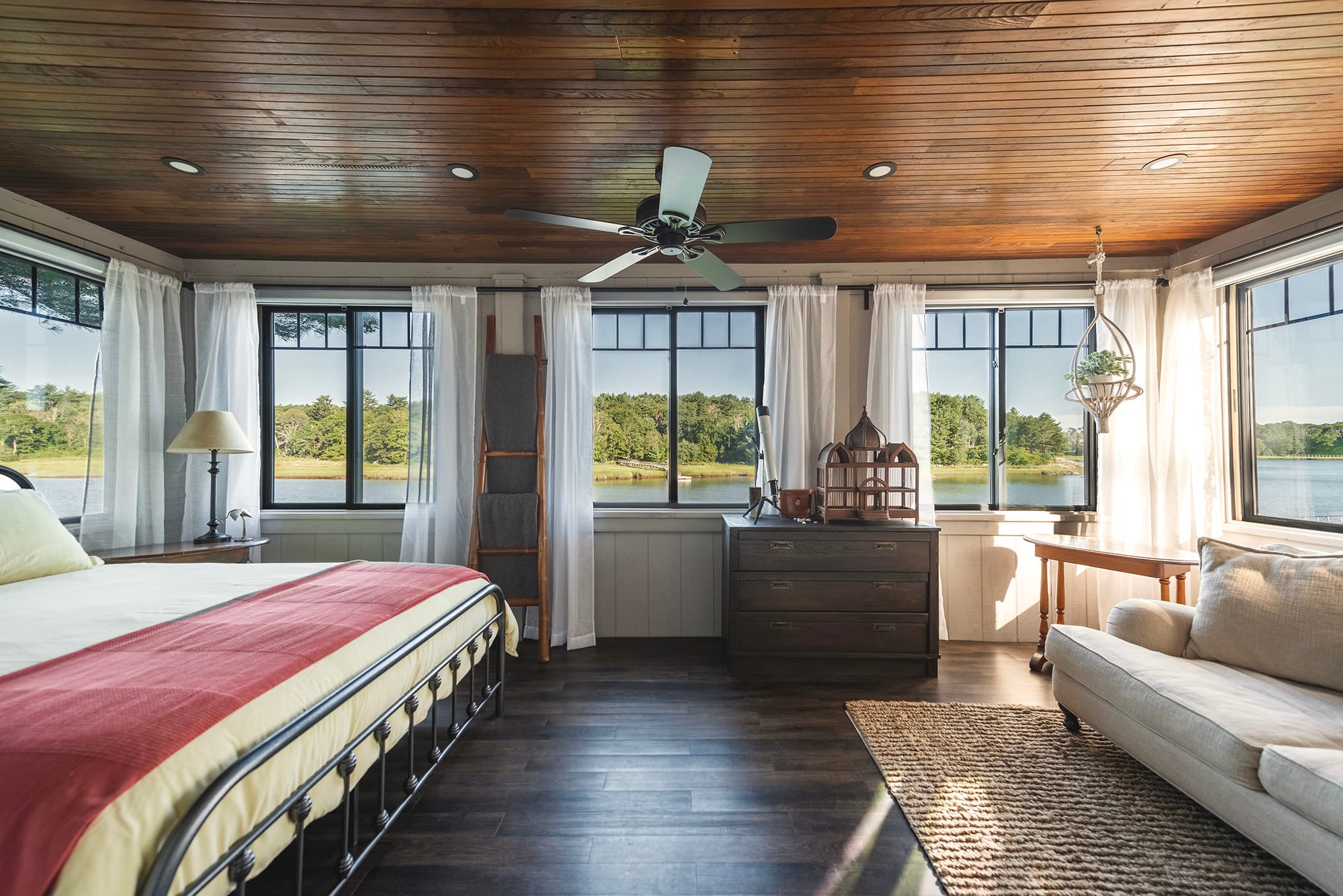 Riverside bedroom: 1 Queen