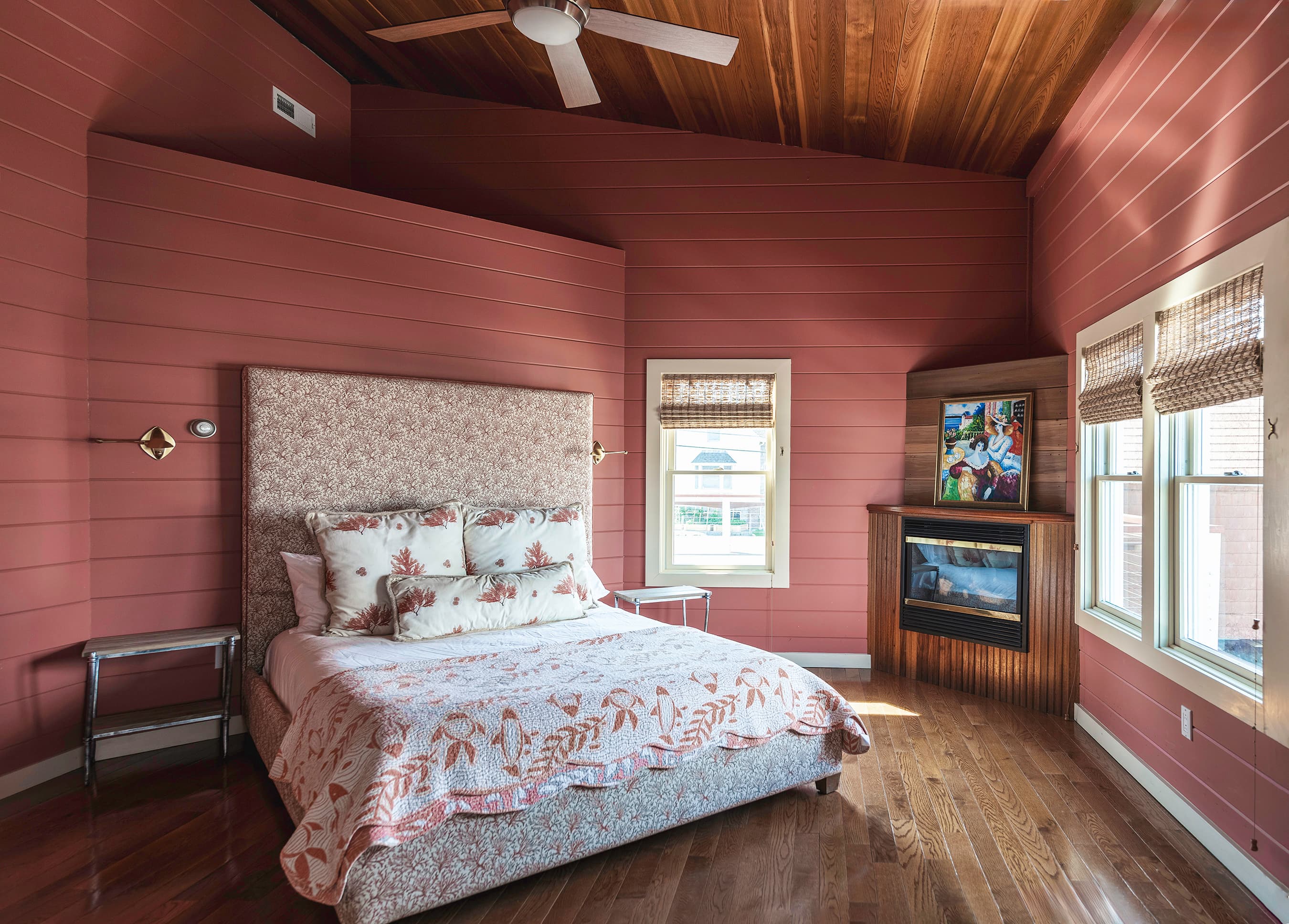 Bedroom 2: 1 Queen