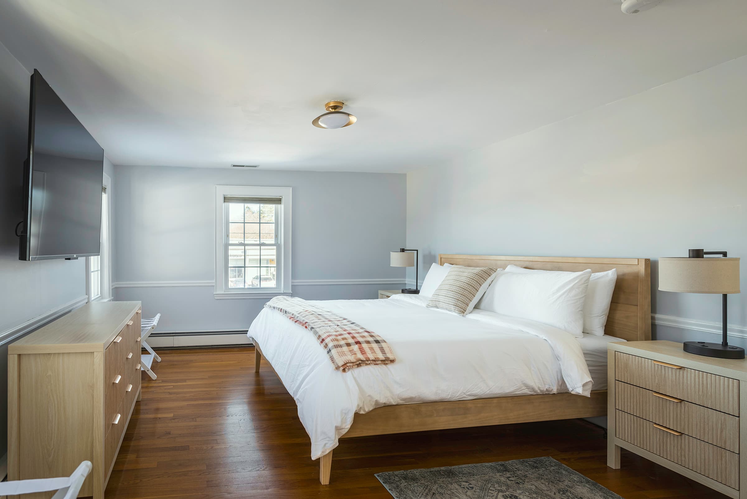 Bedroom 1: 1 King