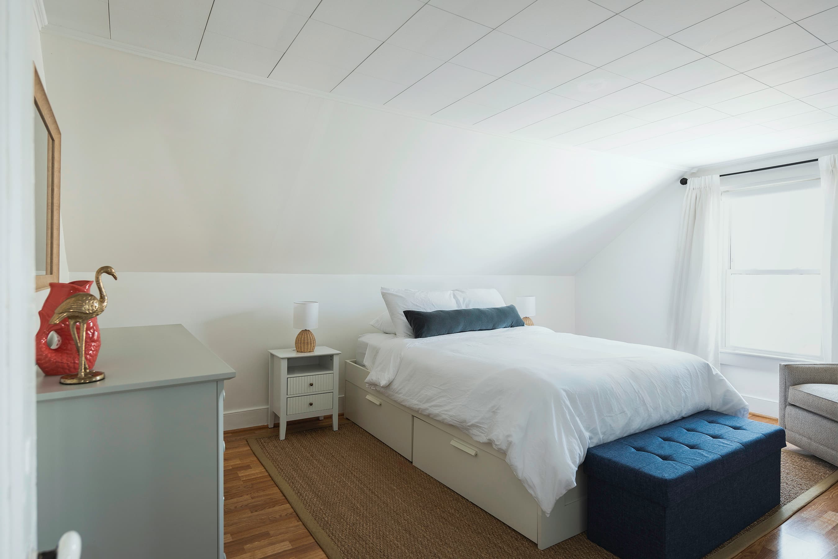 Bedroom 2: 1 Queen