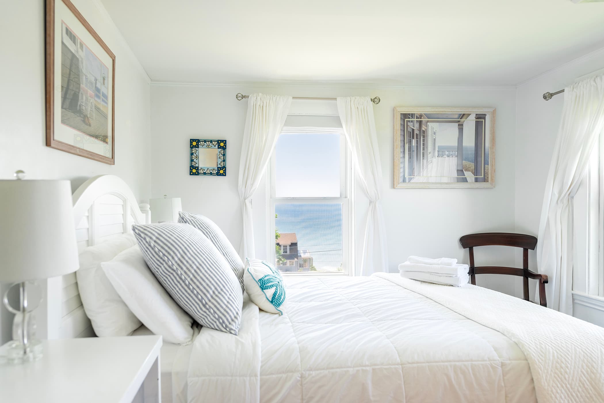 Bedroom 3: 1 Queen