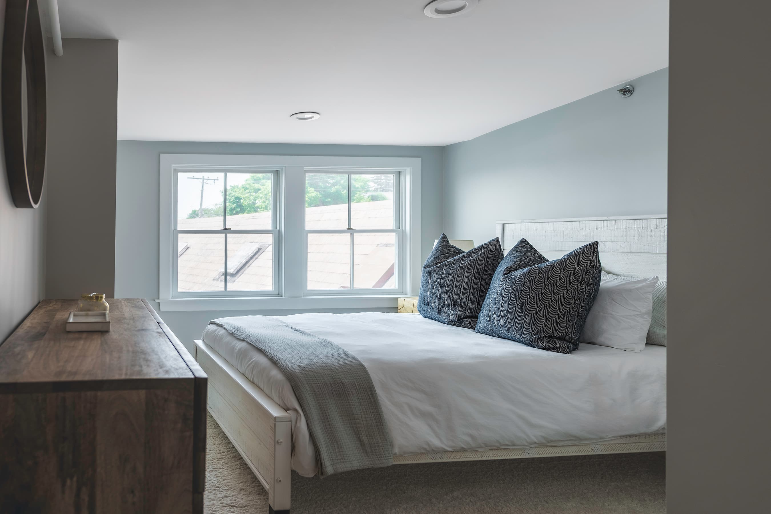 Bedroom 1: 1 Queen